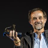Le cinéaste Claude Barras a déjà été récompensé cette année à Locarno pour son film "Sauvages". KEYSTONE/JEAN-CHRISTOPHE BOTT